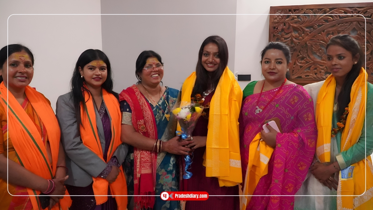 कुम्भ मेलाकी भाइरल मोनालिसा रौतहटमा, पतौराधामस्थित शिव मन्दिरमा गरिन् दर्शन