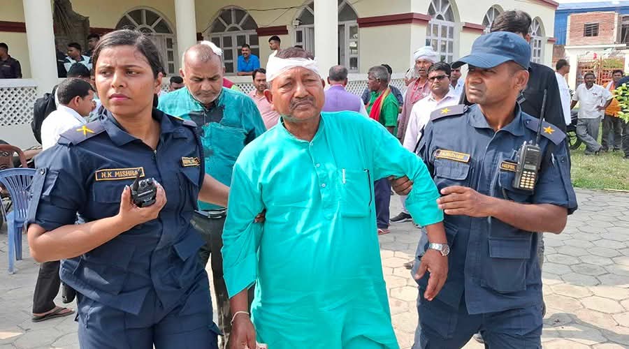 एमाले धनुषा अधिवेशनमा दुई समूहबीच कुटाकुट