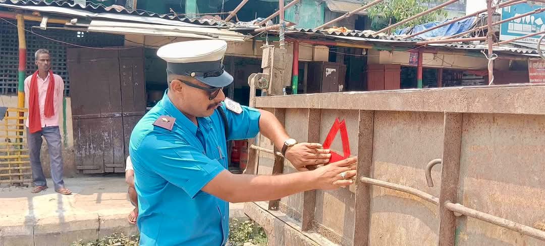 सर्लाहीमा नम्बर प्लेट र रिफ्लेक्टिभ स्टिकरसहित ट्याक्टर दुर्घटना न्यूनीकरण अभियान तीव्र