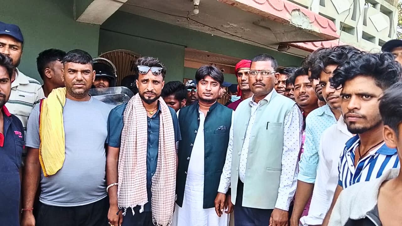 योजना घोटालाको आरोपमा मलंगवा शिक्षा कार्यालय घेराबन्दी