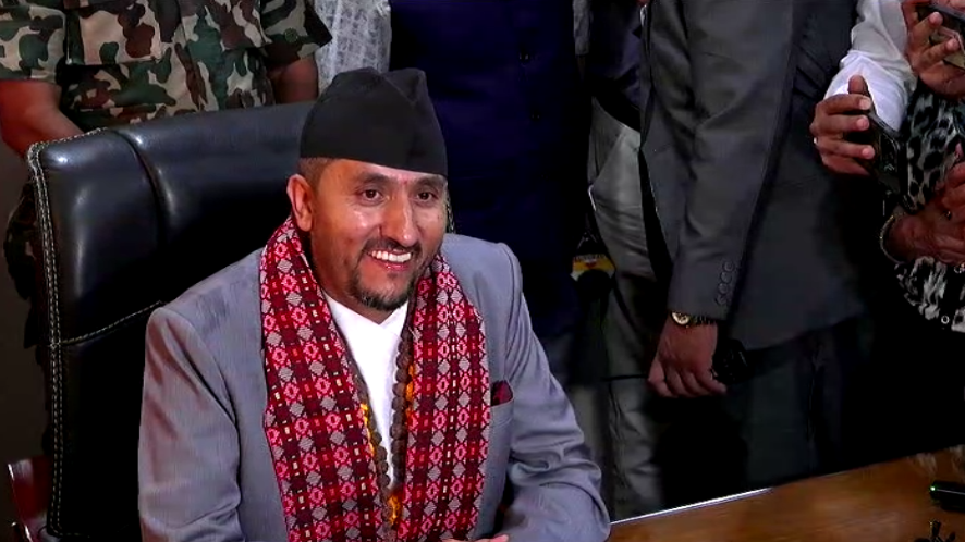 बुबालाई साक्षी राखेर नवनियुक्त सञ्चारमन्त्री खरेलले गरे पदभार ग्रहण