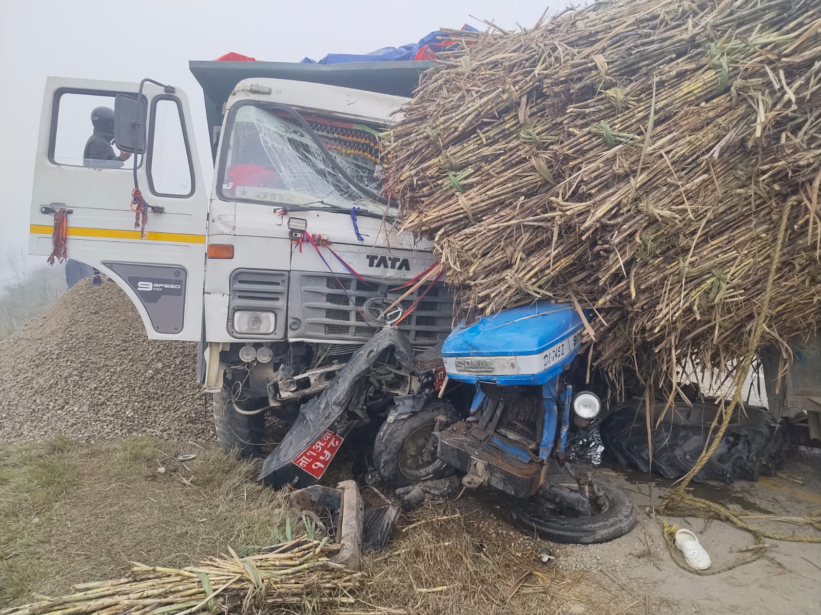 सर्लाहीमा टिपरले ट्याक्टरलाई ठक्कर दिँदा एक जना गम्भीर घाईते