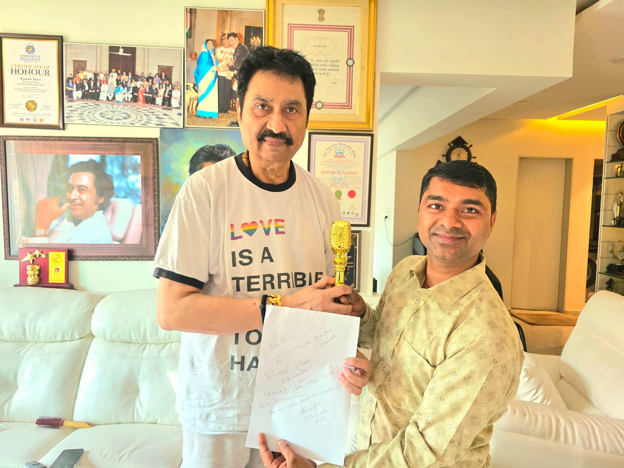 सर्लाहीका बिमल साहलाई मुम्बईमा ‘हार्मोनियम ट्युनिङ स्पेसलिस्ट’ सम्मान, कुमार सानुले गरे सम्मानित