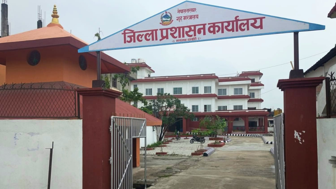 प्रशासनकै कार्यकक्षमा हप्काइ खाने सेवाग्राही : सहायक प्रमुखले नै नसुनेपछि को सुन्ने ?