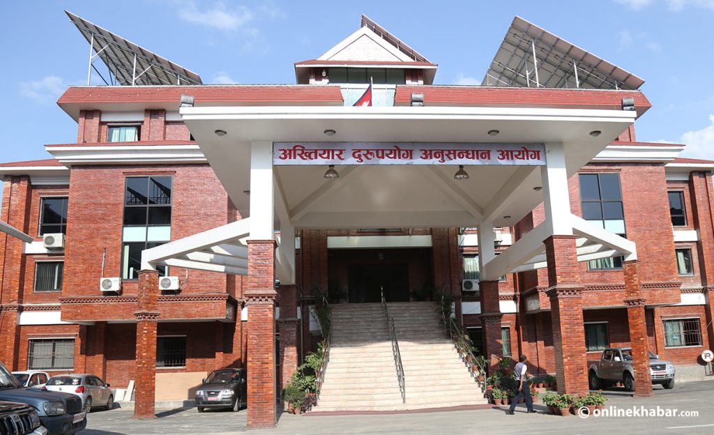 सर्लाहीमा घुसकाण्ड: डिभिजन प्रमुख र अधिकृत ८ लाख २१ हजार रुपैयाँसहित अख्तियारको फन्दामा