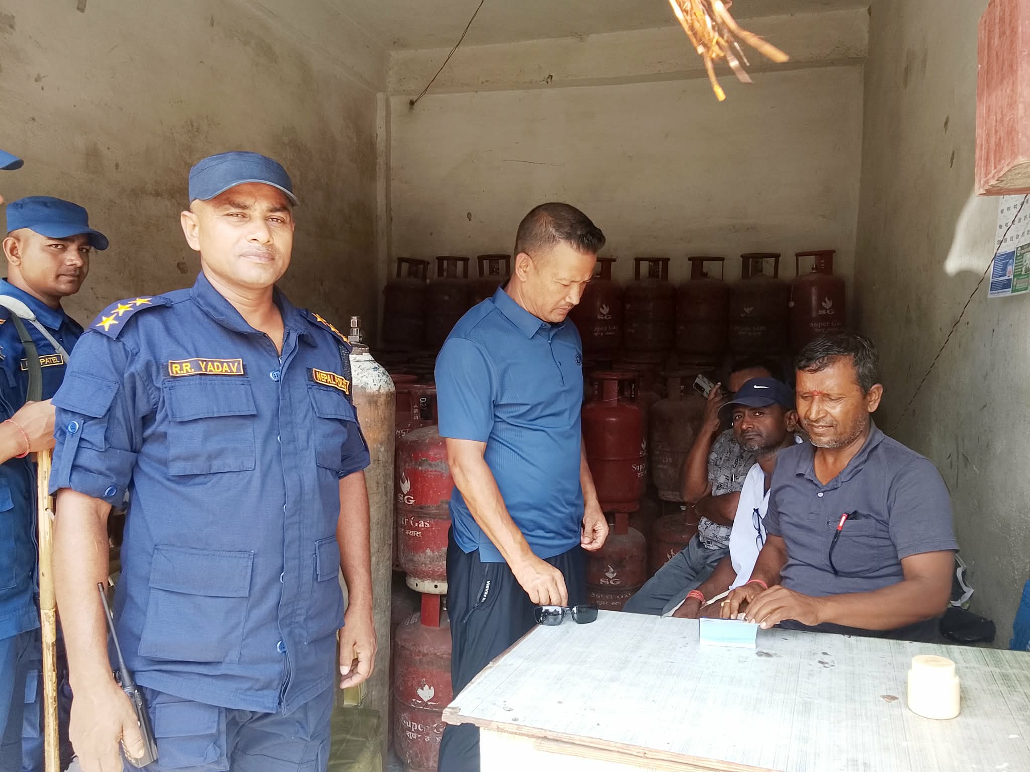 उपभोक्ता ठगी रोक्न मलंगवाका ग्यास डिलरमा प्रहरीको अनुगमन, अनियमितता भेटिए कारबाही हुने