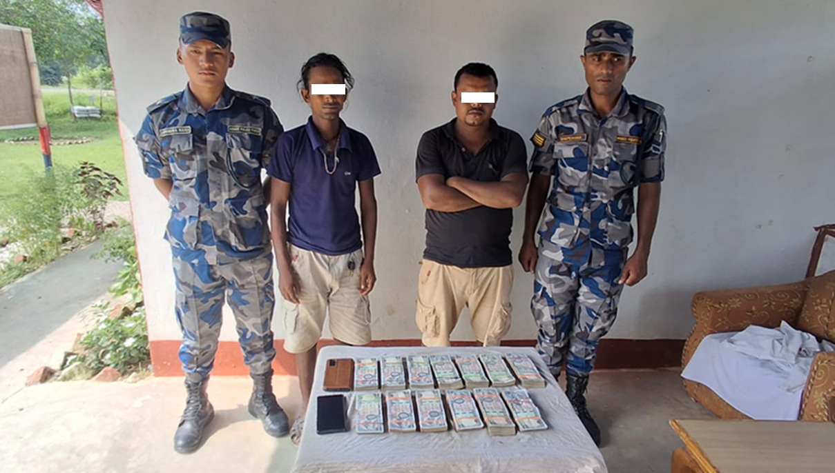 सर्लाही सीमाबाट स्रोत नखुलेको १३ लाख रुपैयाँसहित दुई जना पक्राउ